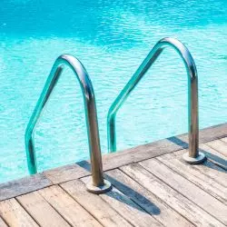 Escalera de acero inoxidable en borde de piscina, imagen de categor&iacute;a accesorios